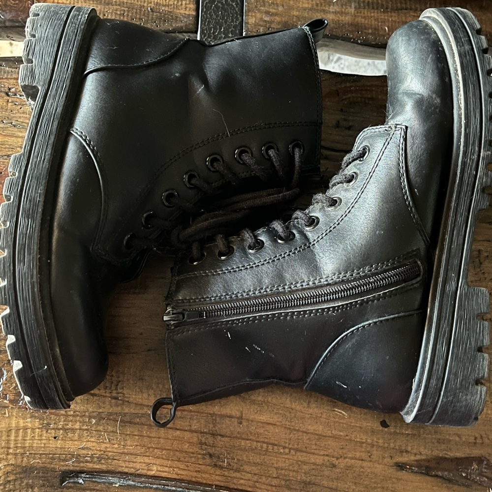 SODA WOMENS BLACK COMBAT BOOTS